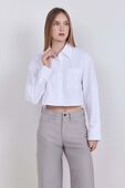 תמונת דוגמן קידמית של Cropped Poplin Button-Up Top