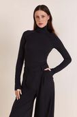 תמונת דוגמן קידמית של Wool-Blend Turtleneck Base Layer