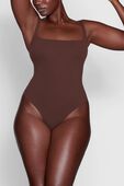 תמונת דוגמן קידמית של SQUARE NECK BODYSUIT