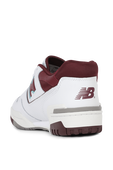 תמונה אחורית של נעלי סניקרס BB550 בגווני לבן ובורדו