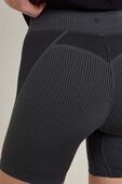 תמונת תקריב דוגמן של Salutations High-Rise Yoga Short 6''