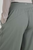 תמונת תקריב דוגמן של Groove Mid-Rise Relaxed Bermuda Short