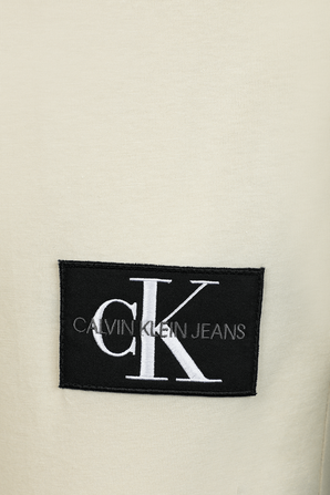 חולצת טי בז' עם תגית ממותגת CALVIN KLEIN