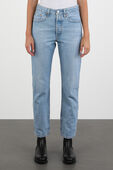 תמונת דוגמן קידמית של 501 Crop Jeans in Light Wash