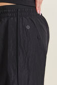 תמונת תקריב דוגמן של Crinkle nylon relaxed parachute pant