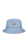כובע באקט תכלת עם לוגו פאץ' MONCLER