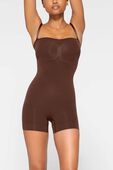 תמונת דוגמן קידמית של STRAPLESS SHORTIE BODYSUIT