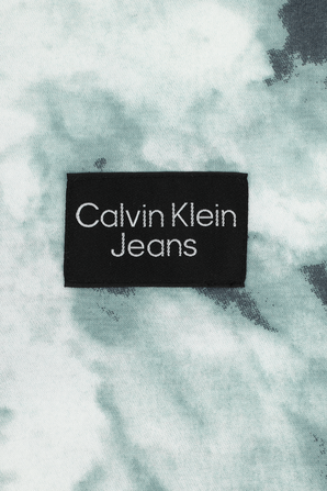 גילאי 4-16 חולצת לוגו טי עם הדפס טאי-דאי CALVIN KLEIN