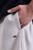 תמונת תקריב דוגמן של מכנסיים קצרים