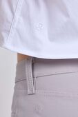תמונת תקריב דוגמן של Cropped Poplin Button-Up Top