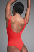 תמונת דוגמן אחורית של SQUARE NECK BODYSUIT