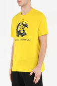 תמונת דוגמן קידמית של טי שירט עם סמל נשר ממותג בגוון צהוב