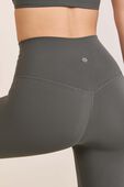 תמונת תקריב דוגמן של Align No Line&trade; High-Rise Pant 25
