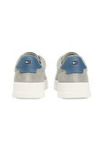 תמונת תקריב של נעלי סניקרס