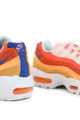 תמונת תקריב של נעלי ספורט אייר מקס 95 בגווני לבן כתום וכחול