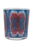 תמונה קידמית של כוס זכוכית עם הדפס גראפי בכחול ואדום