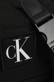 תיק כתף בגוון שחור עם לוגו CALVIN KLEIN