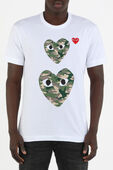 תמונת דוגמן קידמית של טי שירט לבנה קצרה עם הדפס לבבות בצבעי הסוואה