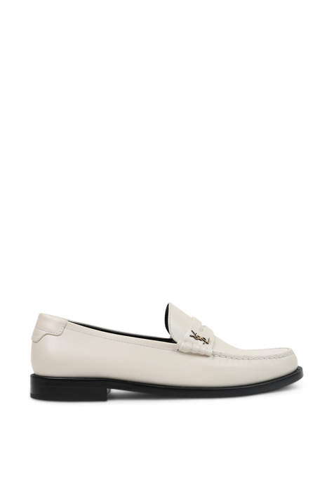 נעלי מוקסין מעור עם מונוגרמה בגוון לבן