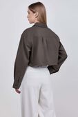 תמונת דוגמן אחורית של Cropped Poplin Button-Up Top
