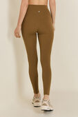 תמונת דוגמן אחורית של Align High-Rise Pant 25
