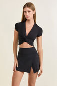 תמונת דוגמן קידמית של Modal-Silk Twist-Front Cropped T-Shirt