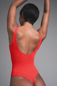 תמונת דוגמן אחורית של SQUARE NECK BODYSUIT