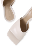 תמונת תקריב של Strech Sandals in Cream