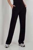 תמונת דוגמן קידמית של Define Mid-Rise Track Pant Luon