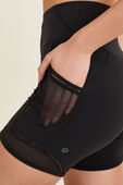 תמונת תקריב דוגמן של Fast and Free High-Rise Short 6'' Lace Trim