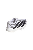 תמונת תקריב של נעלי סניקרס