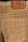 תמונת תקריב דוגמן של מכנסי קורדרוי משבצות