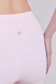 תמונת תקריב דוגמן של lululemon Align&trade; High-Rise Short 4''
