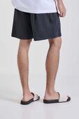 תמונת דוגמן אחורית של BeCalm Relaxed-Fit Short 7''