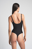 תמונת דוגמן אחורית של SCULPT PLUNGE THONG BODYSUIT