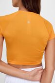 תמונת תקריב דוגמן של Swiftly Tech Cropped Short-Sleeve Shirt 2.0