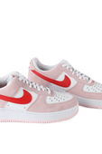 תמונת תקריב של Nike Air Force 1 in Pink