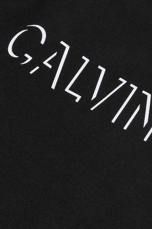 גילאי 4-16 חולצת טי שחורה עם דפוס לוגו בחזה CALVIN KLEIN