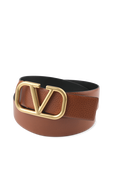 תמונה קידמית של Reversible V Logo Signature Belt in Brown