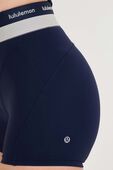 תמונת תקריב דוגמן של Everlux Contour-Seam High-Rise Training Short 4''
