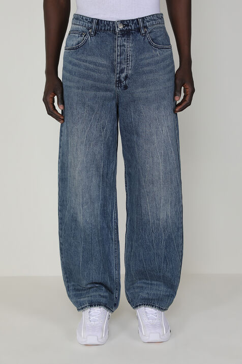 מכנסי ג'ינס בגזרת אוברסייז