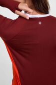 תמונת תקריב דוגמן של Swiftly Tech Long-Sleeve Shirt 2.0 Waist Length