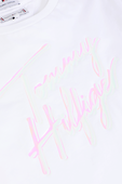 גילאי 8-16 חולצת טי לבנה עם הדפס חתימת המעצב TOMMY HILFIGER KIDS