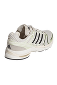 תמונת תקריב של נעלי סניקרס אדיסטאר קונטרול 5