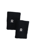 תמונת תקריב של High-Pile Cotton Terry Wristbands 2 Pack