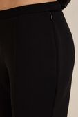 תמונת תקריב דוגמן של מכנסיים מחוייטים