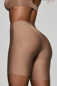 תמונת תקריב דוגמן של SKIMS BODY BUTT ENHANCING SHORT