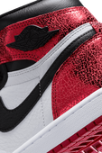 תמונת תקריב של נעלי סניקרס אייר ג'ורדן 1 רטרו