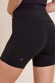 תמונת תקריב דוגמן של Fast and Free High-Rise Short 6 Pockets