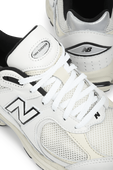 נעלי סניקרס ML2002R בגוון אפור בהיר NEW BALANCE